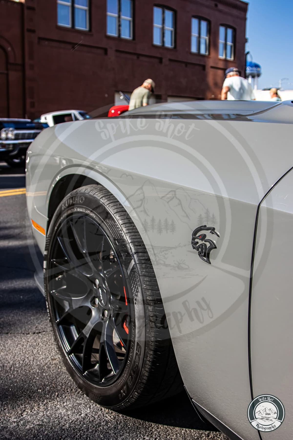 Front wheel and Hellcat fender badge on the Destroyer Grey Challenger